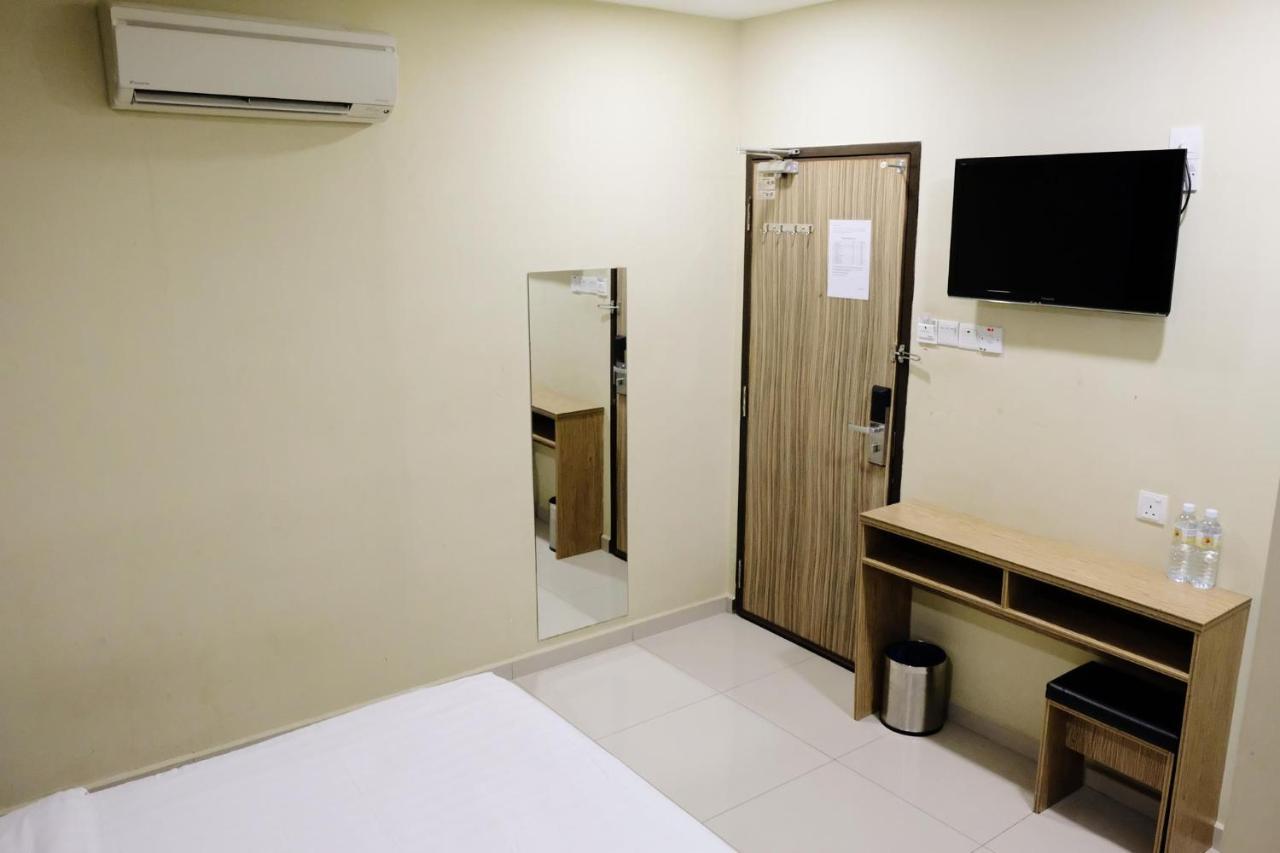 Era Plus Hotel Seri Kembangan Exterior foto