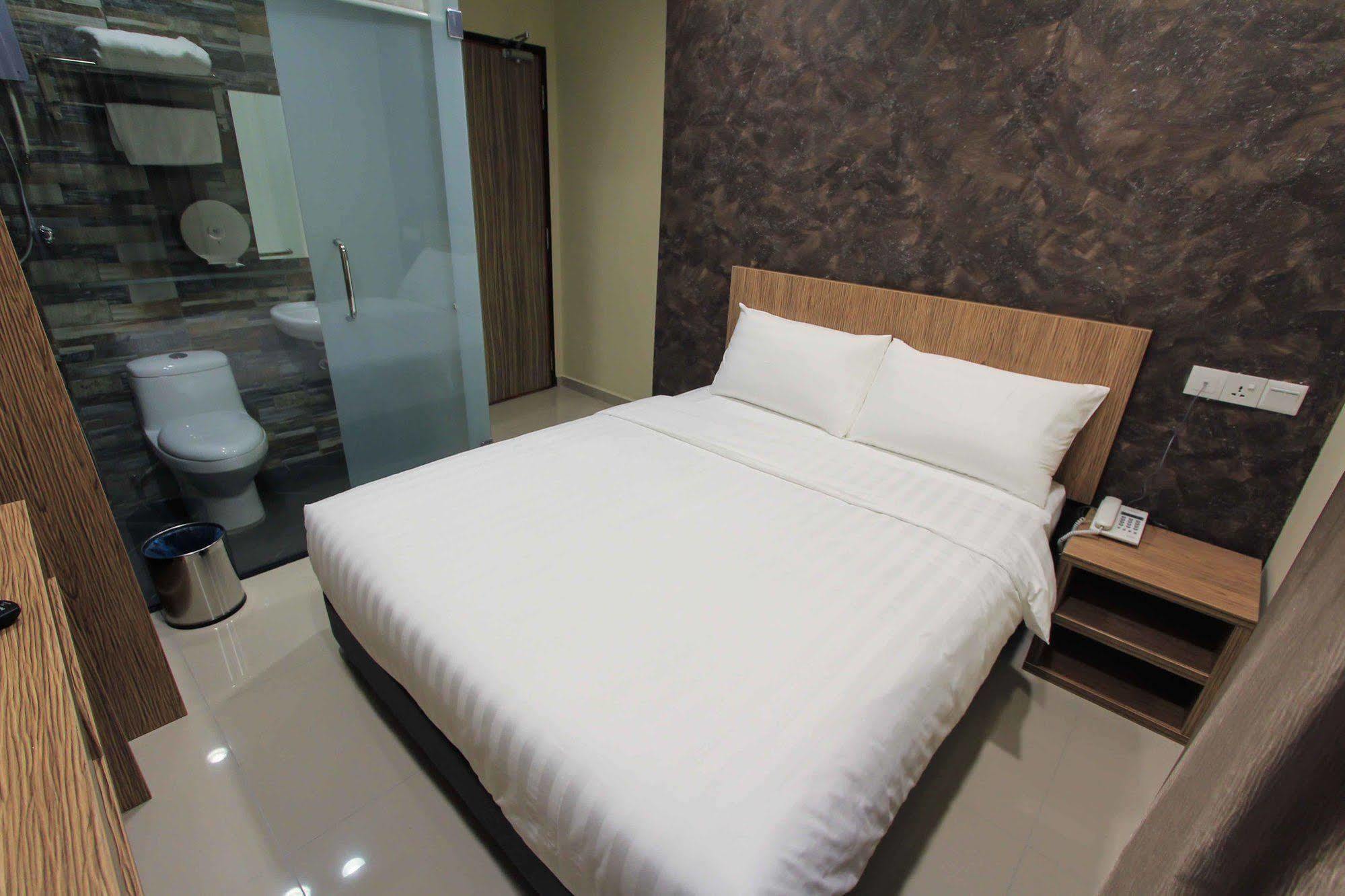 Era Plus Hotel Seri Kembangan Exterior foto